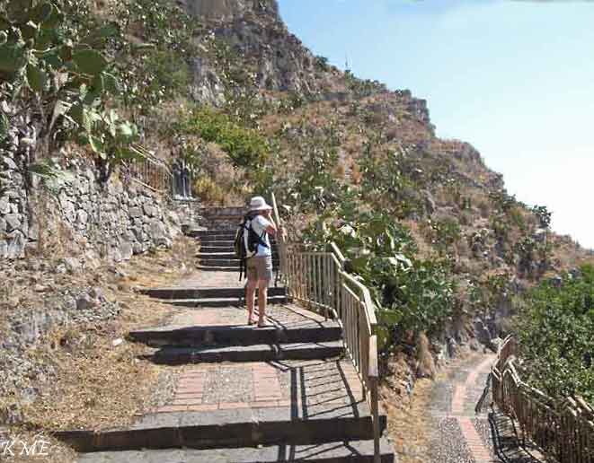 Taormina_trapp_til_Castelmola_Grete_med_kamera