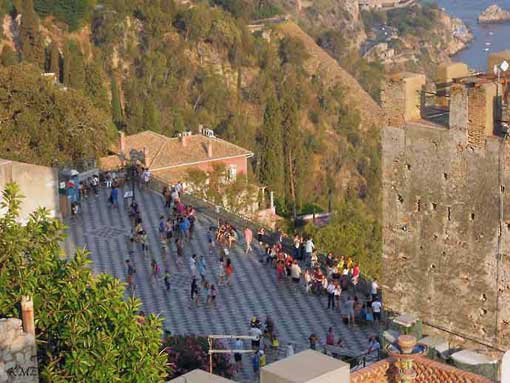 Taormina_utsikt_fra_Vello-d-oro