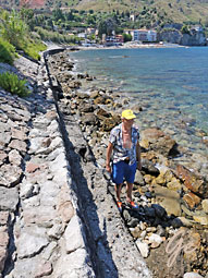 Taormina_Lido-Spisone_langs_muren