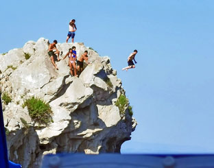 Taormina_hopping_fra_klippe