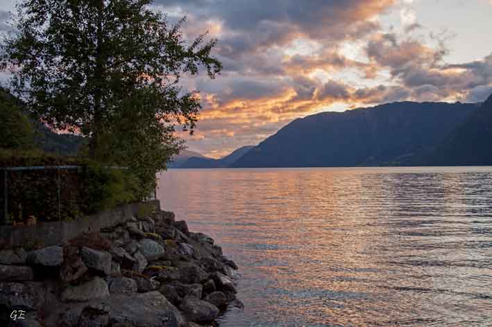 Hornindalsvatnet_solnedgang
