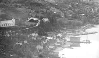 Hjelmeland_Vaagen_med_kirken_omkr_1930