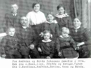 Jon_Andreas_Tuftene_og_Berta_Tuftene_med_familie_1916