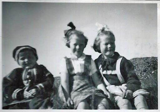 Fruholmen_fyr_Grete_kusine-Turid_og_ukjent