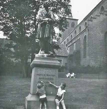 Danmark_Odense_H_C_Andersen_statue