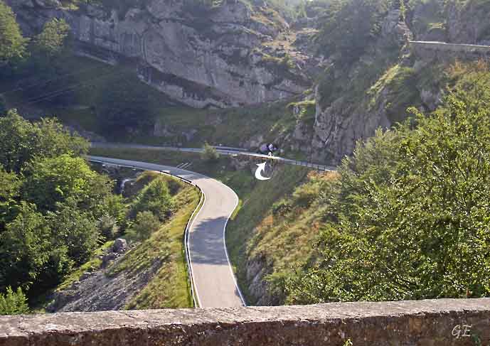 Spania_Sierras_Urbasa_svinger_syklist