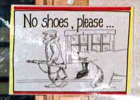 Svalbard_Longyearbyen_no_shoes_please