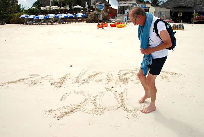 Zanzibar_Nungwi_skrift_i_sand