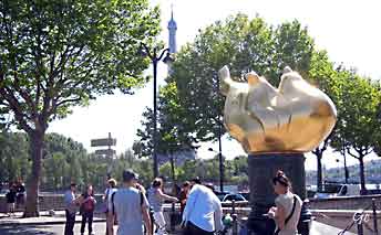 Frankrike_Paris_Flame_og_Freedom