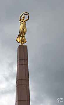 Luxembourg_statue_paa_sokkel