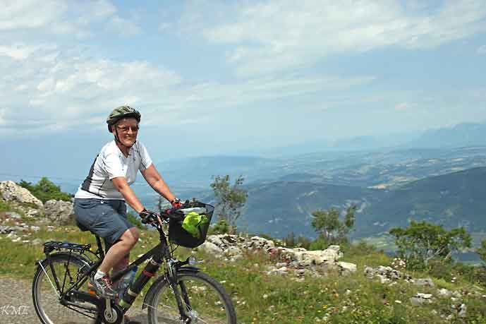 Det ble en natt i telt p� turen. Det var her
              i bakken opp til Col du Grand Colombier. Vi l� 6 km fra
              toppen.