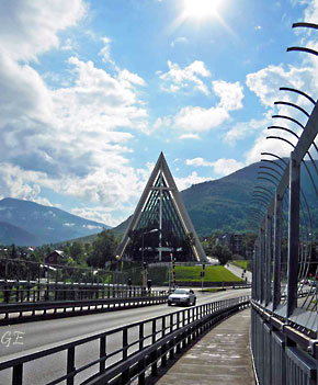 Tromso_Ishavskatedralen_fra_brua