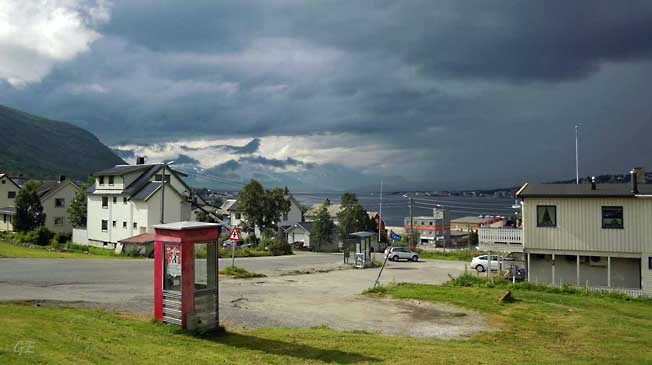 Tromso_telefonkiosk_og_skyer