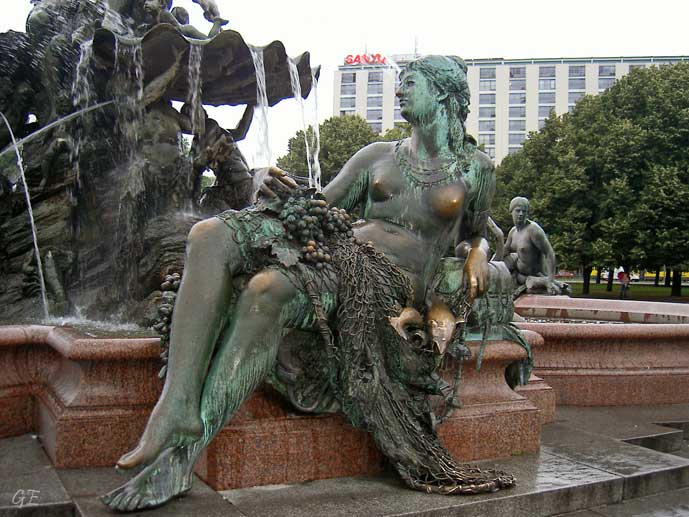 Tyskland_Berlin_Fernssehturm_fontene