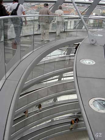 Tyskland_Berlin_Riksdagen_kuppelen_trapp