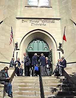 USA_Minnesota_Minneapolis_Mindekirken_inngangen