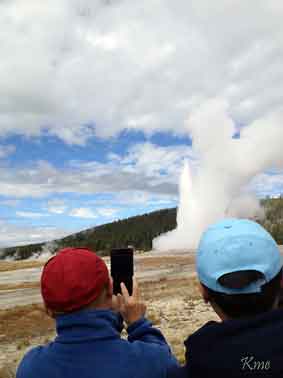 Wyoming_Yellowstone_Old_Faithful