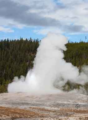 Wyoming_Yellowstone_Old_Faithful