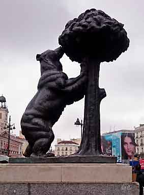 Spania_Madrid_Puerta-del-Sol_bear_og_strawberry